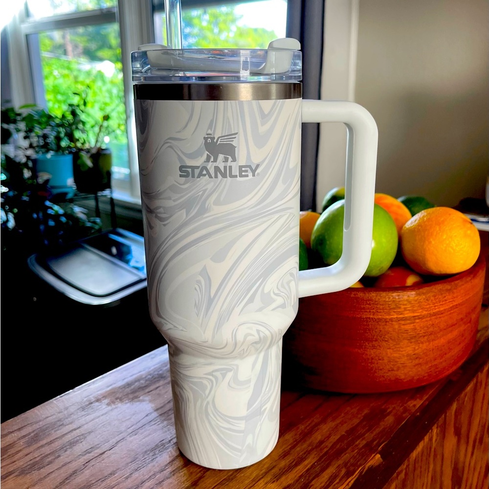 ‼️Sold‼️    Stanley POLAR SWIRL 40oz. Quencher H2.0
Flowstate - New without tags
